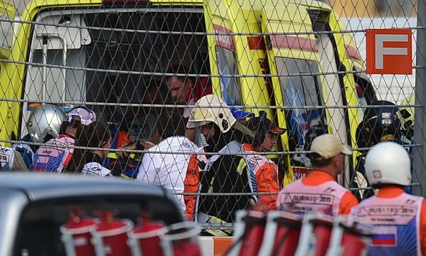 Медики эвакуируют с трассы гонщика Торо Россо Карлоса Сайнса-младшего