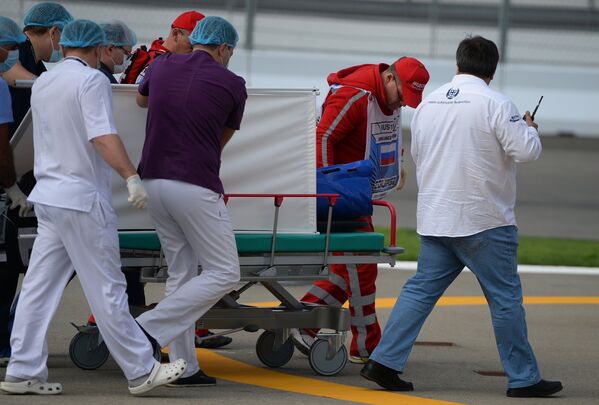 Медики эвакуируют гонщика Торо Россо Карлоса Сайнса-младшего