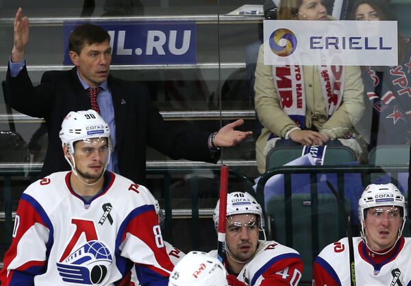 Главный тренер Локомотив Алексей Кудашов (слева на втором плане)