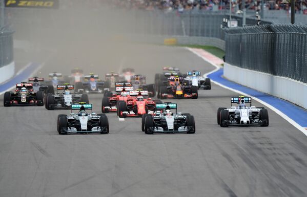 Гонщики во во время старта гонки российского этапа чемпионата мира по кольцевым автогонкам в классе Формула-1