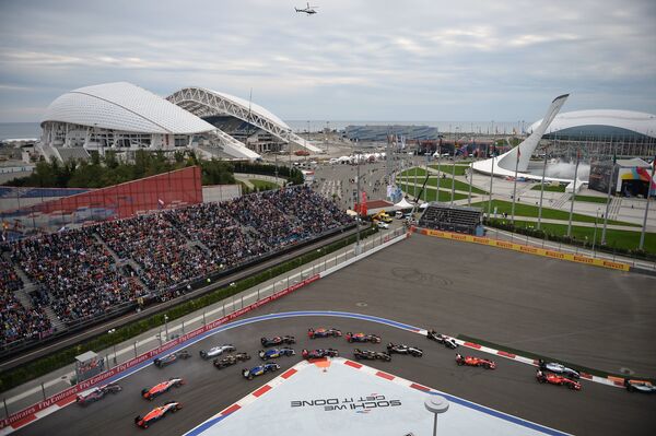 Гонщики принимают участие в гонке на российском этапе чемпионата мира по кольцевым автогонкам в классе Формула-1