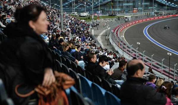 Зрители на трибунах во время квалификации на российском этапе чемпионата мира по кольцевым автогонкам в классе Формула-1