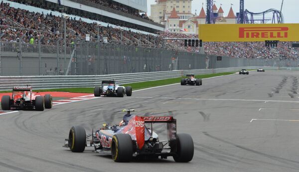 Болиды в гонке на российском этапе чемпионата мира по кольцевым автогонкам в классе Формула-1
