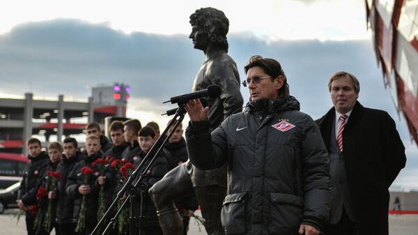 Председатель совета директоров футбольного клуба Спартак Леонид Федун выступает на открытии памятника Фёдору Черенкову