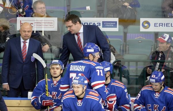 Главный тренер ХК СКА Андрей Назаров (в центре на втором плане)
