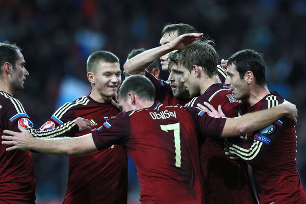 Игроки сборной России поздравляют Александра Кокорина (второй справа)