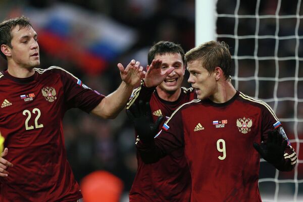 Игроки сборной России Артём Дзюба, Алан Дзагоев поздравляют Александра Кокорина (слева направо)