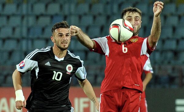 Игровой момент футбольного матча Армения - Албания