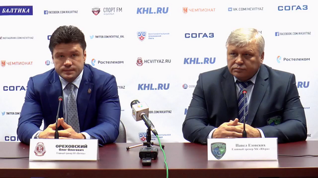 Главный тренер ХК Югра Павел Езовских (справа)