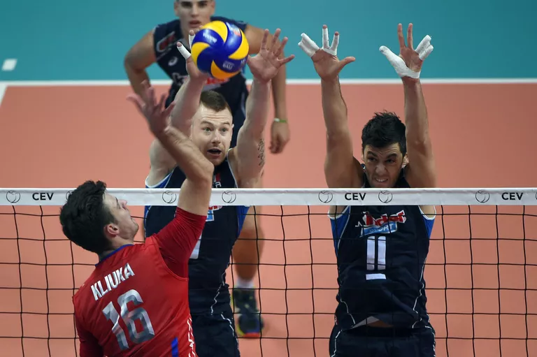 Доигровщик сборной России по волейболу Егор Клюка (№16) Доигровщик сборной России по волейболу Егор Клюка (№16)