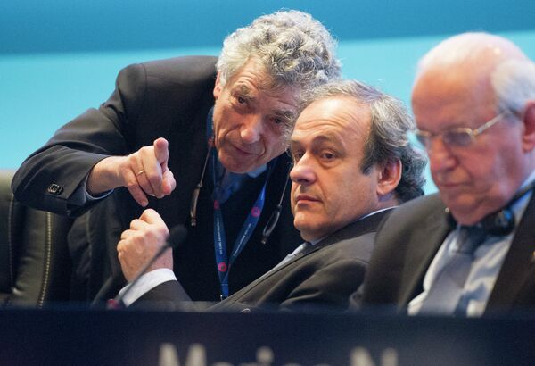 Президент Королевской федерации футбола Испании (RFEF) Анхель Мария Вильяр и президент УЕФА Мишель Платини (слева направо)