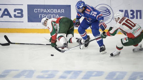 Форвард СКА Джастин Азеведу, защитник Ак Барса Андрей Зубарев, нападающий СКА Игорь Мирнов (слева направо)