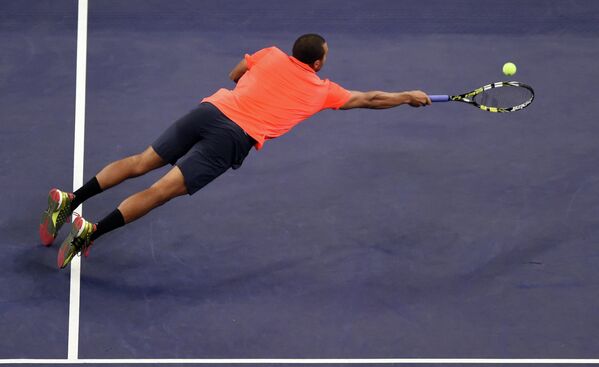 Французский теннисист Жо-Вилфрид Тсонга в полуфинальном матче турнира в Шанхае против испанца Рафаэля Надаля