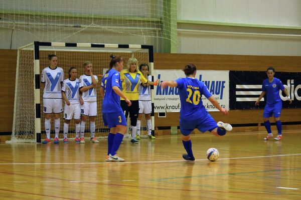 Игровой момент матча чемпионата России по мини-футболу среди женских команд