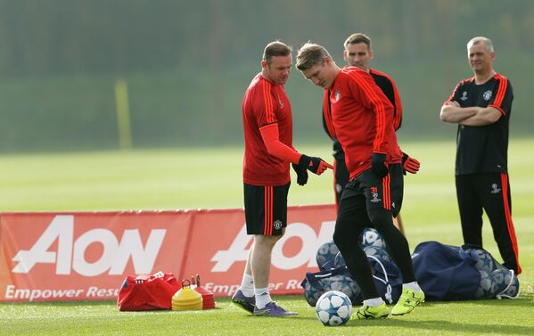 Футболисты Манчестер Юнайтед Уэйн Руни и Бастиан Швайнштайгер (слева направо) на тренировке