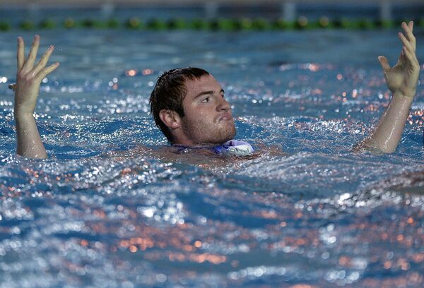 Игрок сборной России по водному поло Андрей Балакирев радуется заброшенному мячу