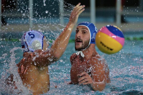 Игрок сборной Италии по водному поло Валентино Галло (справа)