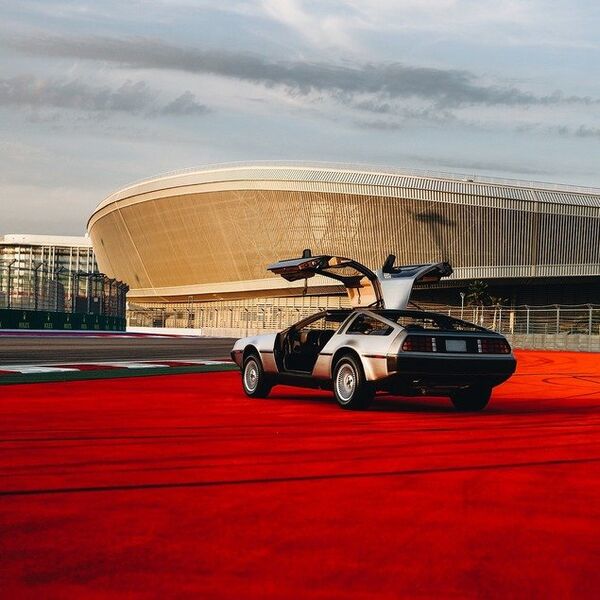 Автомобиль DeLorean из фильма Назад в будущее в Олимпийском парке