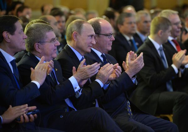 Владимир Путин (третий слева)
