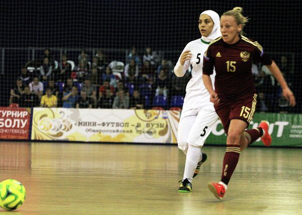Игровой момент товарищеского матча между женскими сборными России и Ирана по мини-футболу