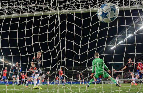 Форвард ЦСКА Сейду Думбия (крайний справа) забивает гол в ворота Манчестер Юнайтед