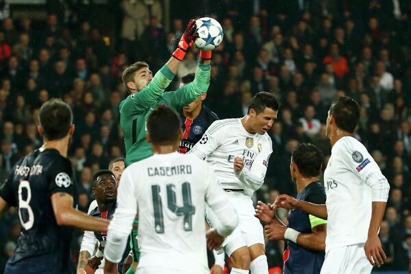 Игровой момент матча ПСЖ - Реал (Мадрид)
