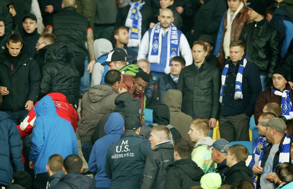 Болельщики киевского Динамо избивают темнокожего болельщика во время матча против Челси