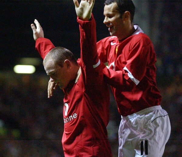 Футболисты Манчестер Юнайтед Уэйн Руни и Райан Гиггз (слева направо) радуются забитому мячу в ворота Фенербахче
