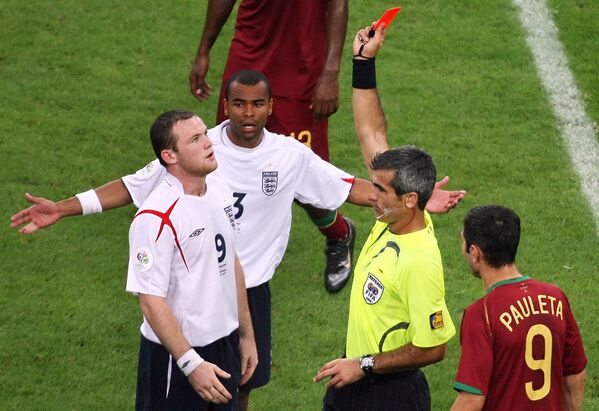Арбитр Орасио Элизондо показывает красную карточку Уэйну Руни в матче 1/4 финала чемпионата мира по футболу 2006 года Португалия - Англия