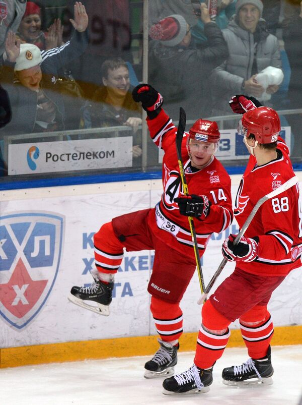 Игроки Автомобилиста Алексей Симаков (слева) и игрок СКА Никита Трямкин радуются заброшенной шайбе