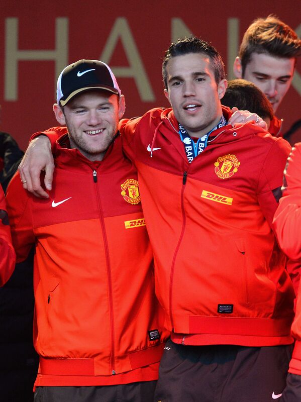 Уэйн Руни и Робин ван Перси после победы Манчестер Юнайтед в чемпионате Англии сезона-2012/2013