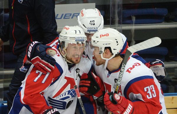 Хоккеисты Локомотива Илья Горохов, Илья Любушкин и Михаил Пашнин (слева направо)