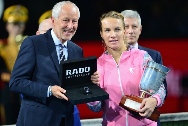 Победительница теннисного турнира Кубок Кремля - 2015 в женском одиночном разряде Светлана Кузнецова (справа) во время церемонии награждения