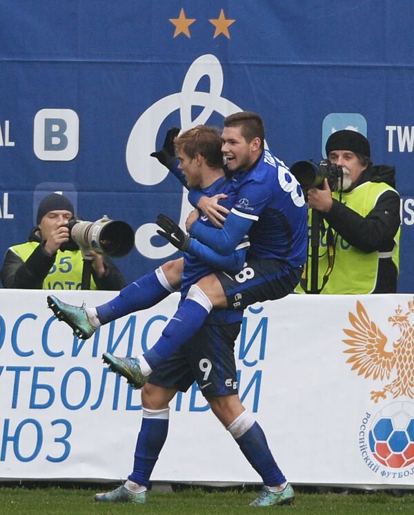 Игроки Динамо Александр Кокорин (слева) и Александр Ташаев