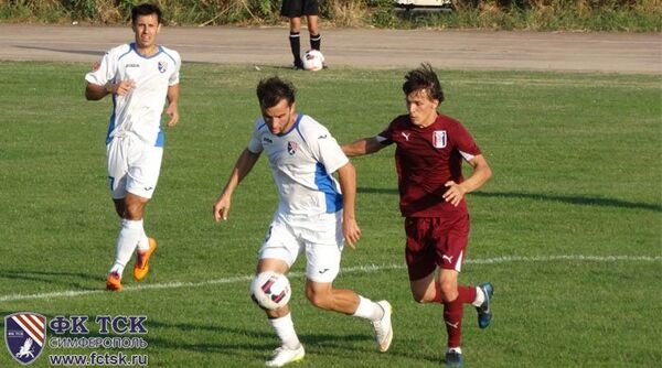 Игровой момент чемпионата Крыма по футболу между ТСК-Таврия и Кафу