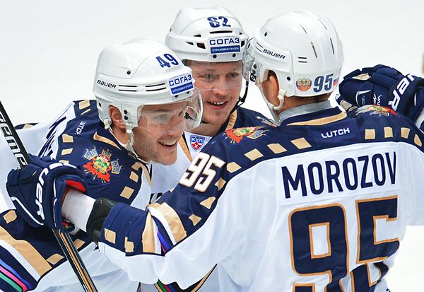 Хоккеисты Сочи Бен Максвелл, Евгений Скачков и Егор Морозов (слева направо)