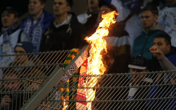 Болельщики Зенита сжигают фанатские шарфы болельщиков Анжи