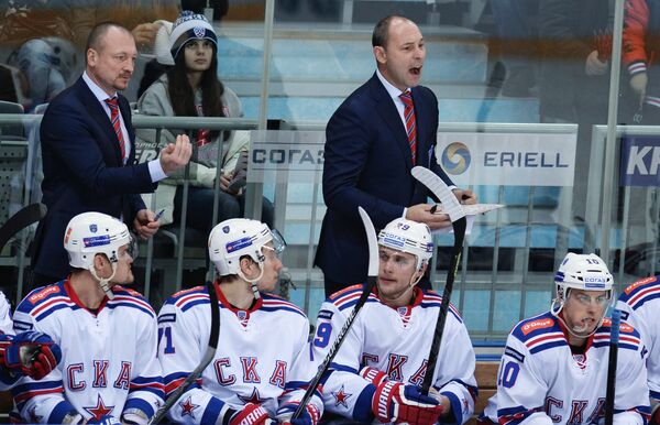 Исполняющий обязанности главного тренера СКА Сергей Зубов и тренер Алексей Ярушкин (справа налево на втором плане) и хоккеисты клуба