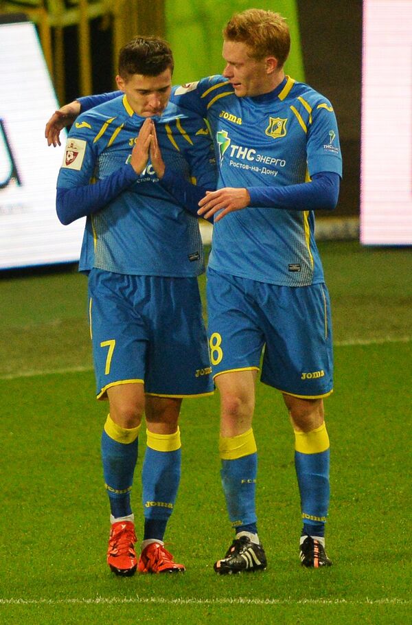 Игроки ФК Ростов Дмитрий Полоз (слева) и Павел Могилевец радуются забитому голу