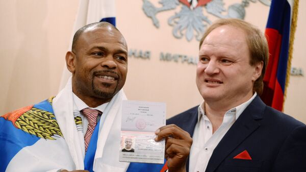 Боксер Рой Джонс-младший (слева) после получения российского паспорта в Федеральной миграционной службе РФ.