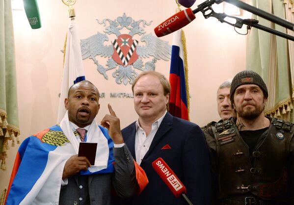 Боксер Рой Джонс-младший (слева) после получения российского паспорта в Федеральной миграционной службе РФ