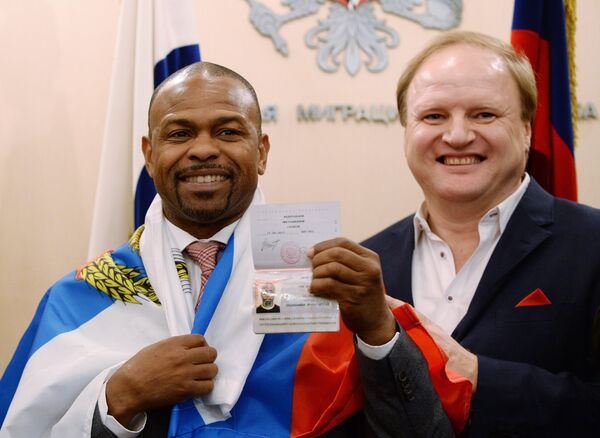 Боксер Рой Джонс-младший (слева), получивший российский паспорт, и промоутер Владимир Хрюнов в отделении Федеральной миграционной службы РФ