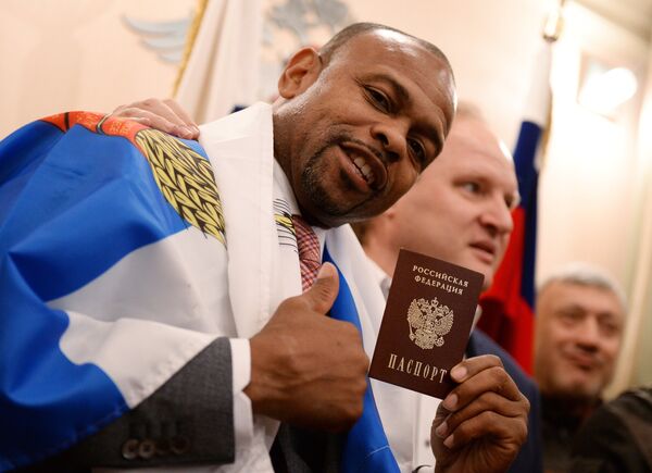 Боксер Рой Джонс-младший получил российский паспорт в Федеральной миграционной службе РФ