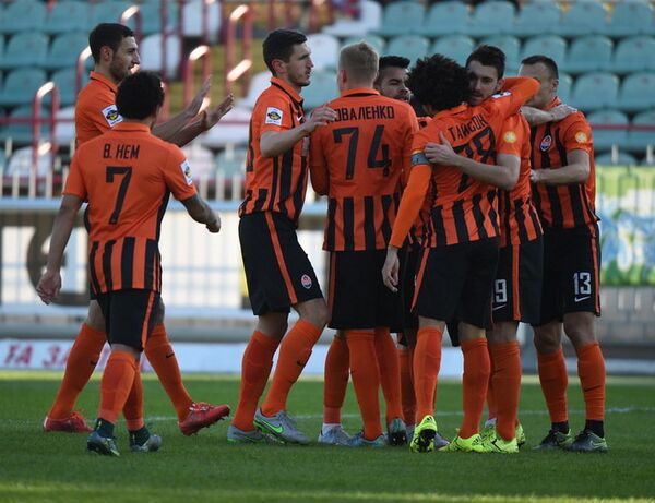 Игроки ФК Шахтер (Донецк) радуются забитому голу