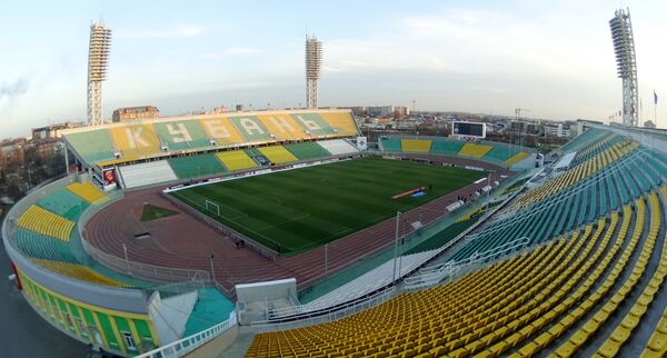 Вид на поле и трибуны стадиона Кубань в Краснодаре