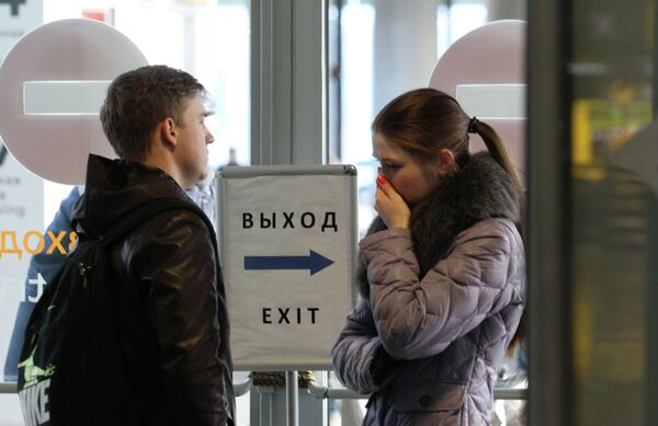 Родственники пассажиров рейса 9268 в аэропорту Пулково