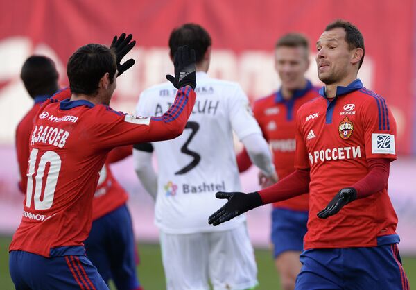 Футболисты ЦСКА Алан Дзагоев (слева) и Сергей Игнашевич радуются забитому мячу