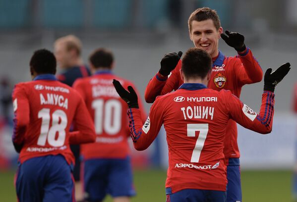 Футболисты ЦСКА Зоран Тошич и Виктор Васин (слева направо на первом плане) радуются забитому голу
