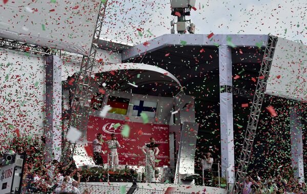 Церемония награждения победителей 17-го этапа чемпионата Формулы-1 Гран-при Мексики