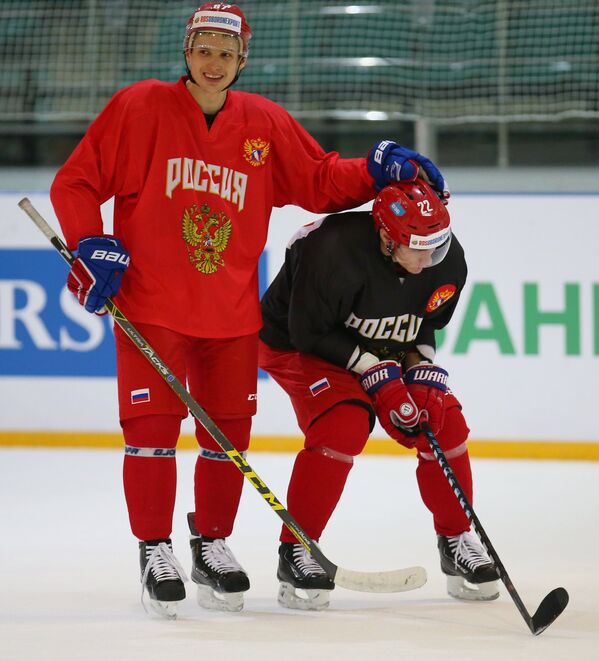 Хоккеисты сборной России Вадим Шипачев (слева) и Никита Зайцев